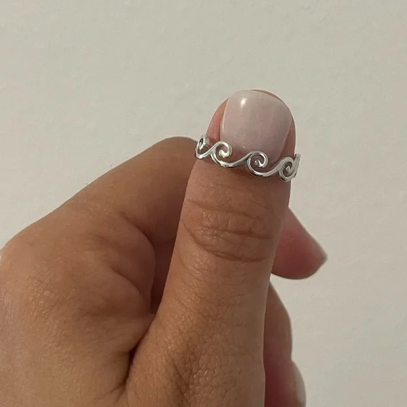 - 925 Sterling Silver Wave Band Ring. - Picture 2 of 8